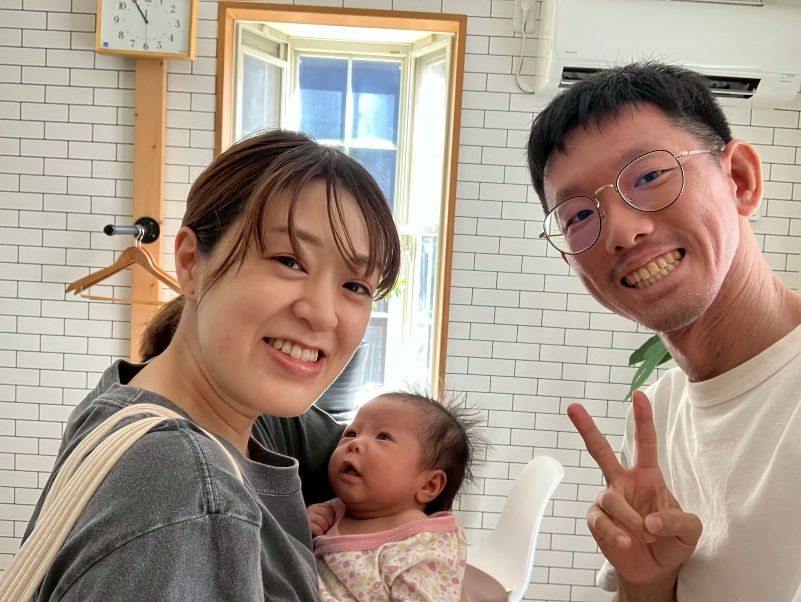 親子と整体院スタッフの写真