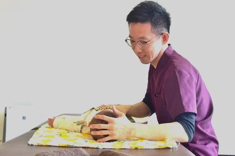 赤ちゃんへの施術の様子